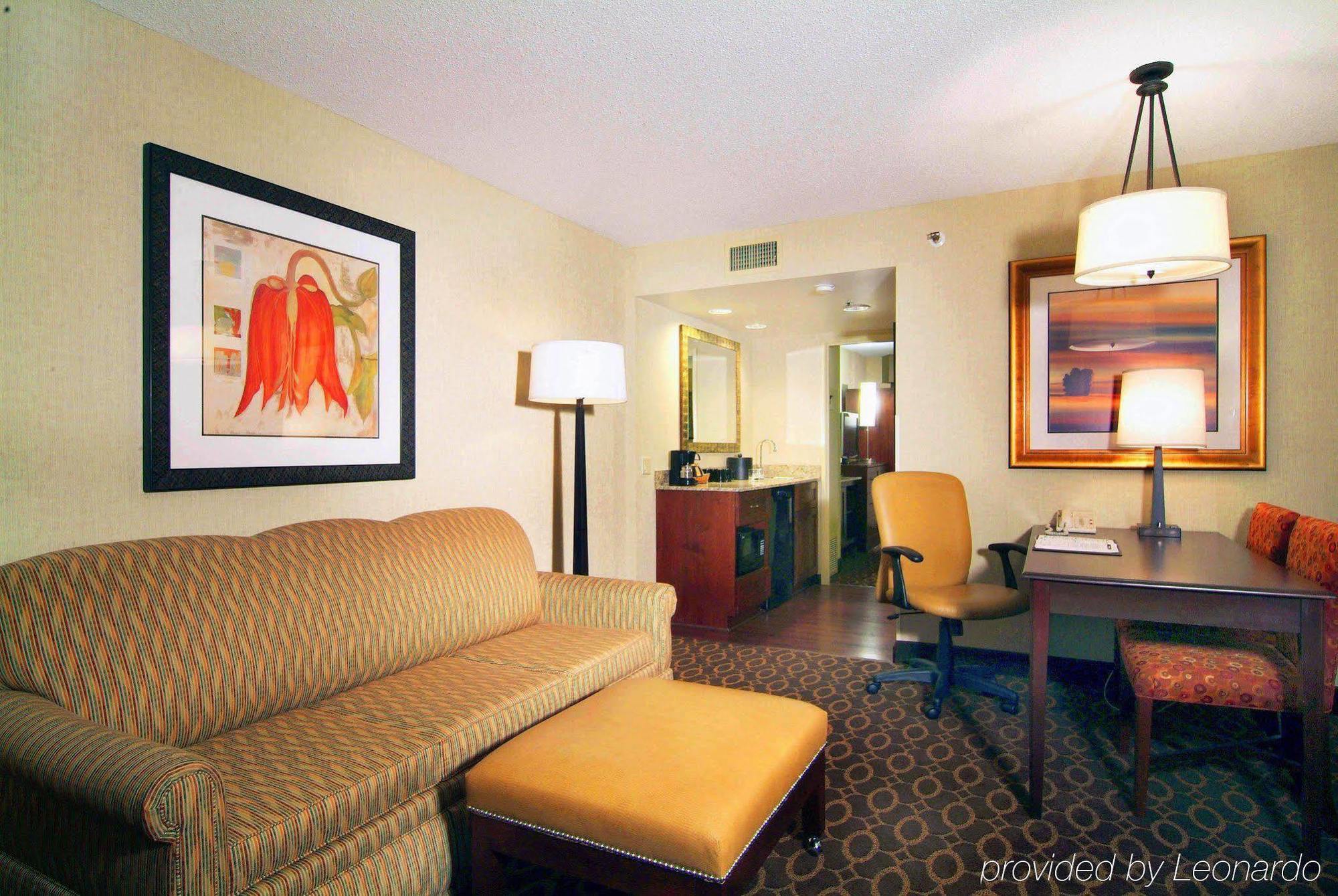 فندق تشارلوتفي  أجنحة إمباسي باي هيلتون شارلوت الغرفة الصورة